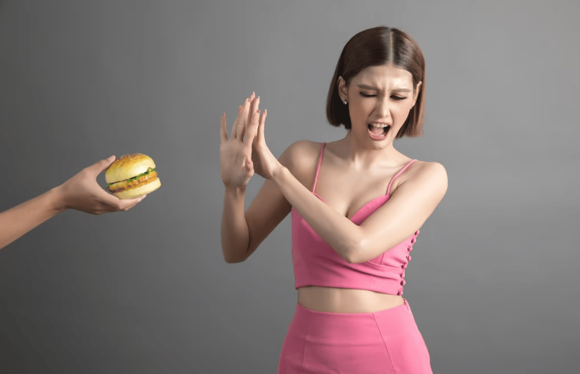 Молодая девушка, которая отказывается от вредной пищи.