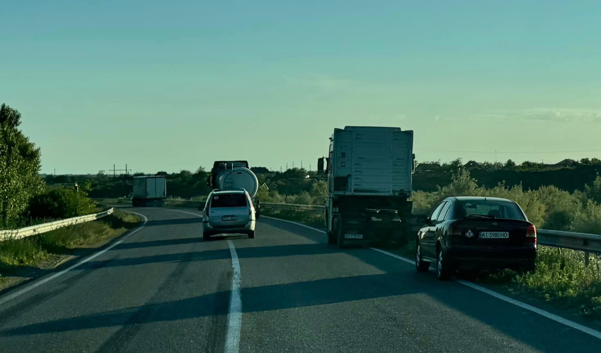 Покинуті автівки на трасі до Молдови