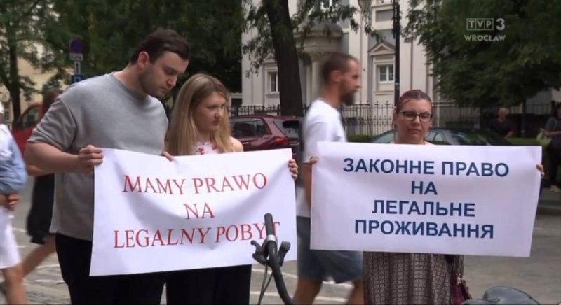 Українські чоловіки вийшли на протест у Польщі через затримку паспортів - фото 1