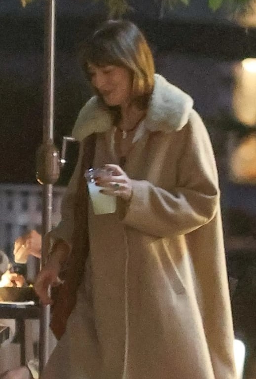 Зірка "50 відтінків сірого"на тлі чуток про розрив із нареченим показалася із обручкою - фото 1