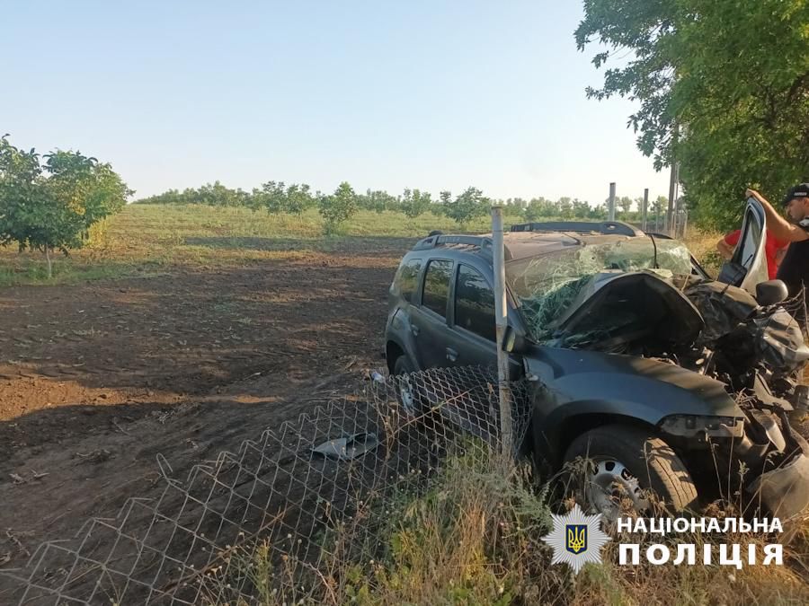 Авто врізалось в паркан та дерево. Фото: ГУНП в Одеській області