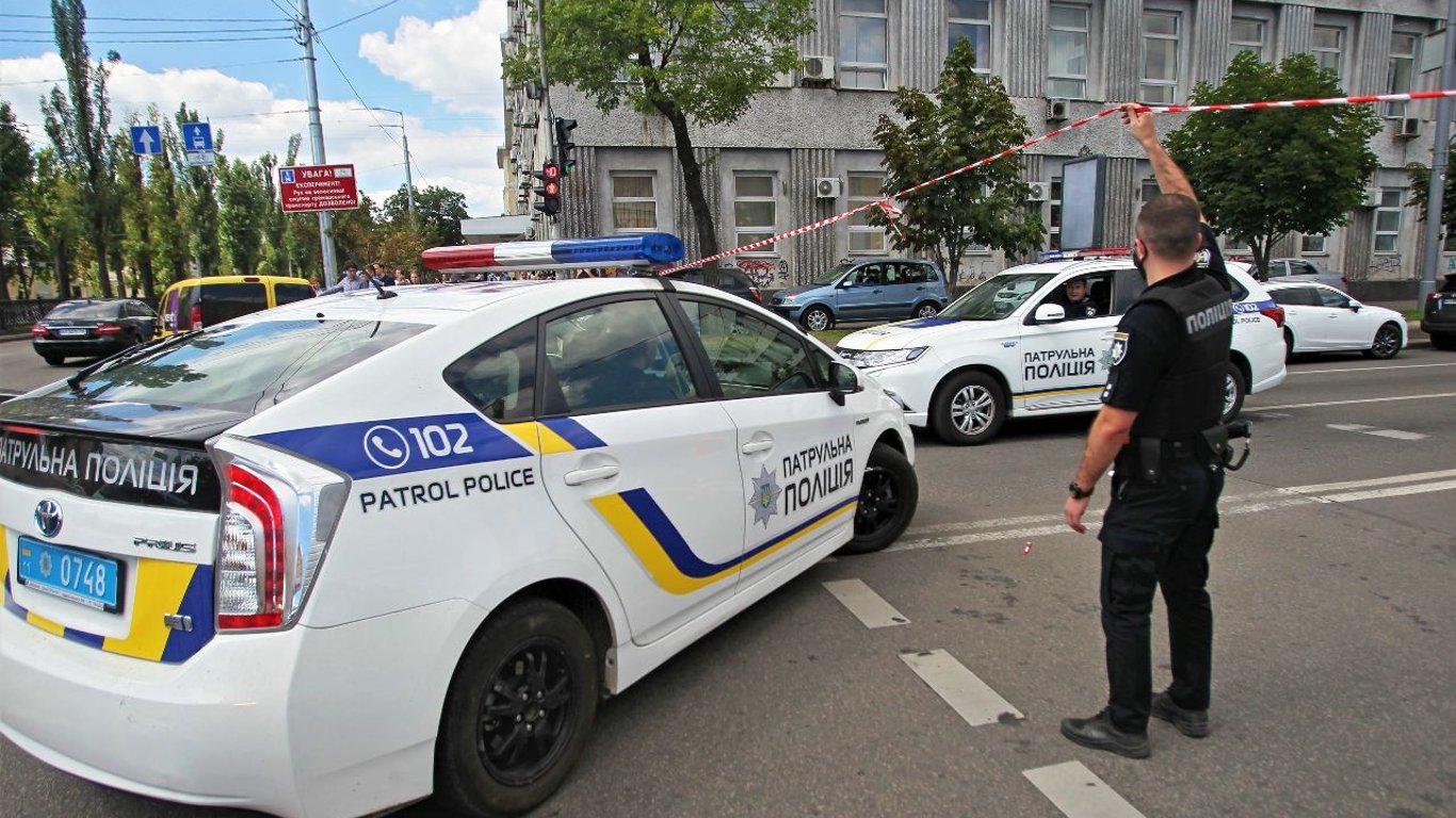 В Киеве полицейские помешали женщине совершить самоубийство