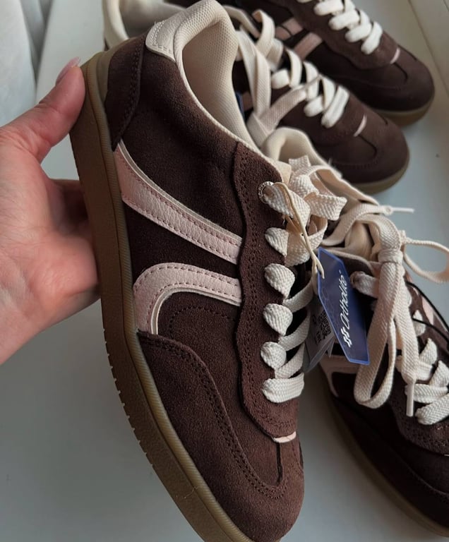 Замшеві кросівки мають попит у 2025