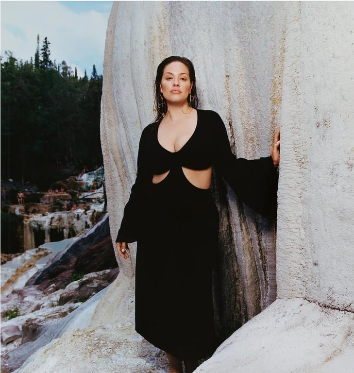 Ешлі Грем засвітила пишні форми під водоспадом для фотосесії Vogue - фото 5