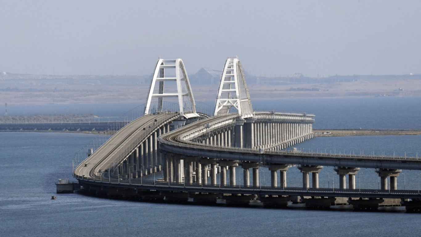 В Севастополе снова перекрыли Крымский мост и объявили воздушную тревогу