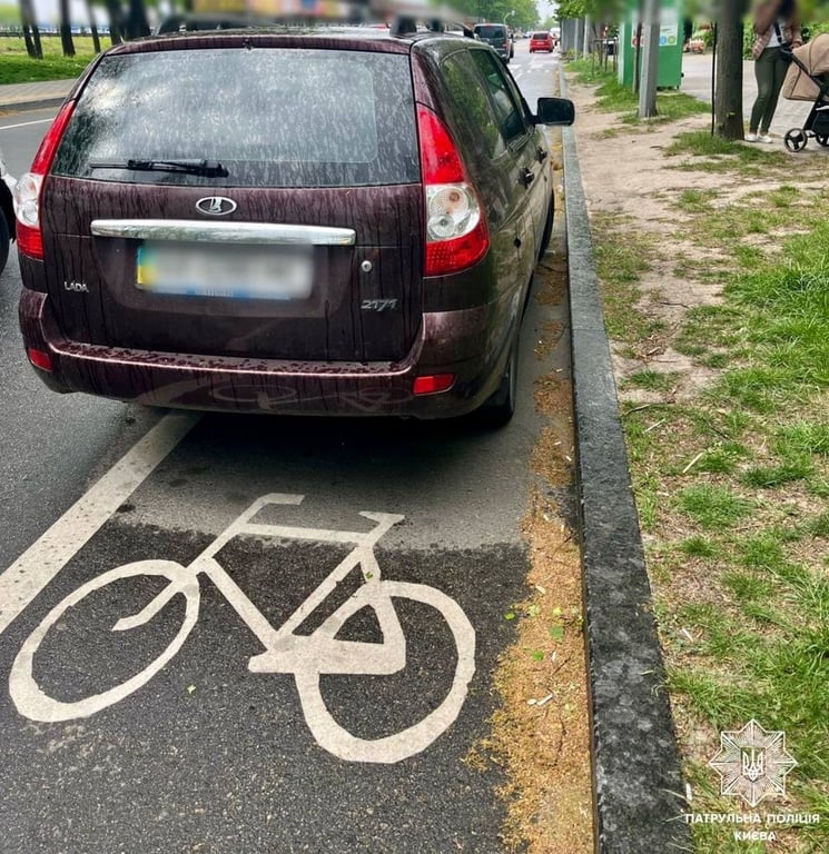 Паркування авто на велодоріжці.