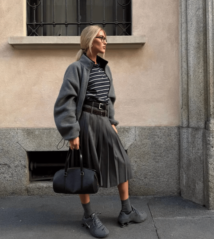 Плісировану спідницю можна поєднувати з різними образами