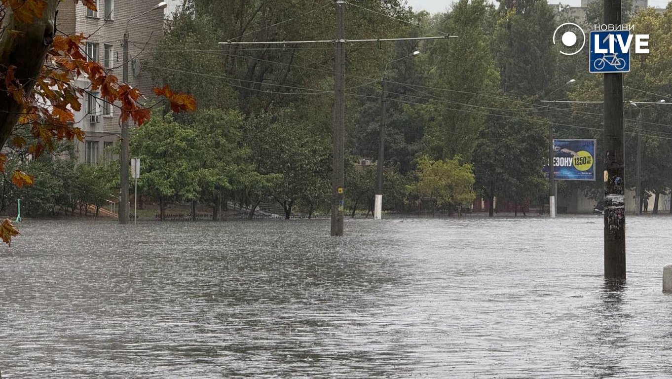 В Одесі вирує негода, рух дорогами ускладнено