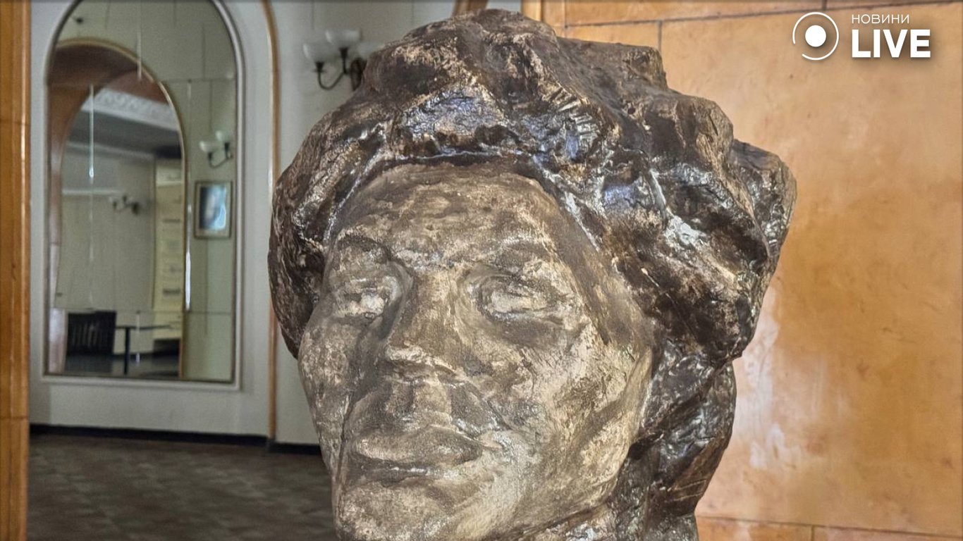 Погруддя Ліни Костенко у Львові