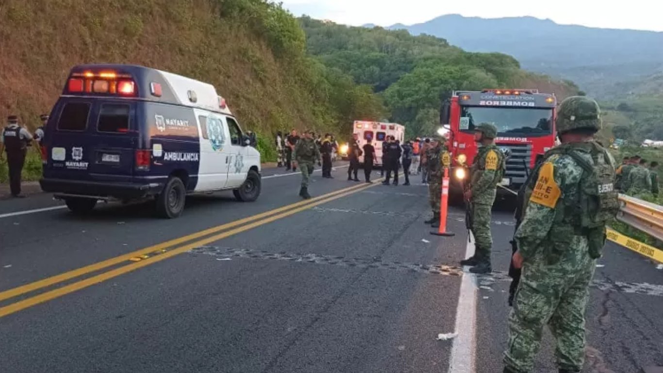 Загинули 18 людей: у Мексиці автобус злетів з дороги в яр