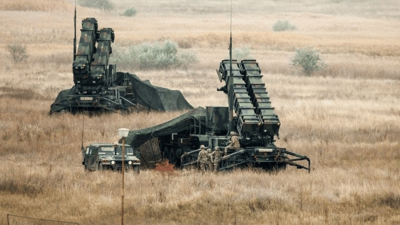 Військові зі зброєю в полі 