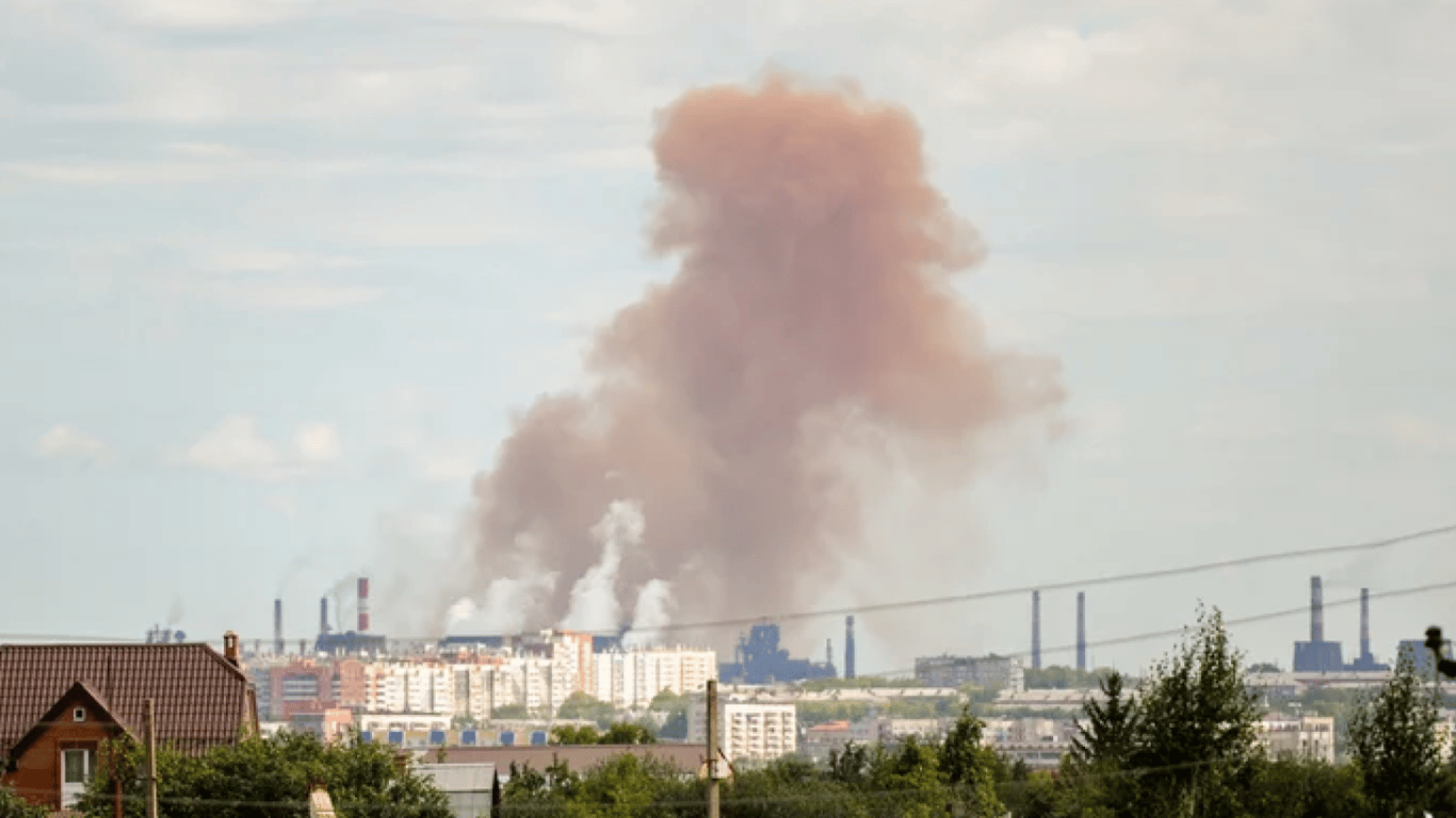 У РФ над металургійним заводом здійнявся рудий дим: що відомо