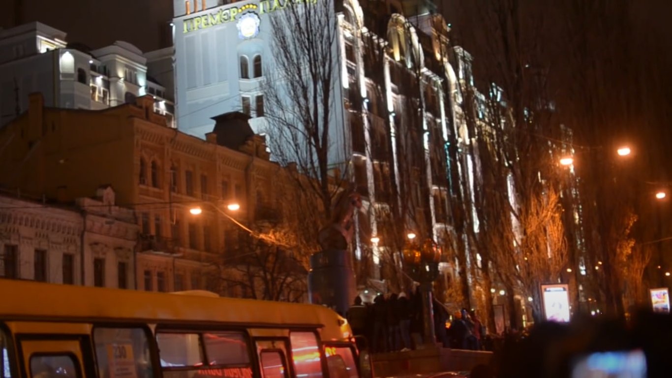 Свержение памятника Ленину на Бессарабке — сейчас выглядящее знаковое место