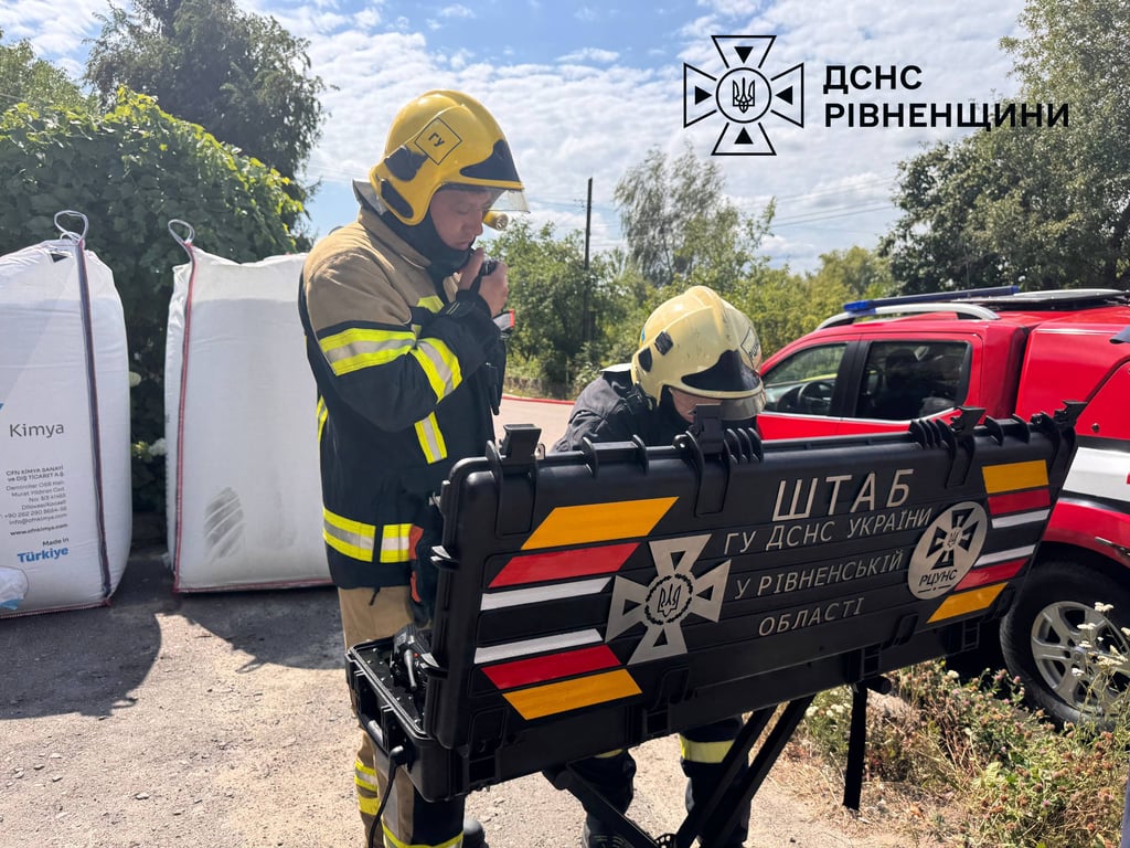 На Рівненщині спалахнула пожежа на території підприємства - фото 1