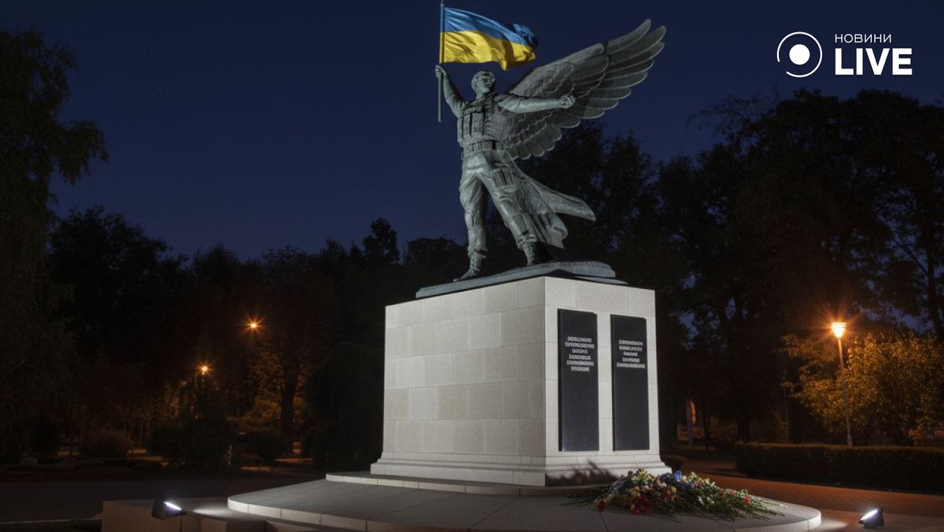 Скандальні пам'ятники Одеси очима ШІ