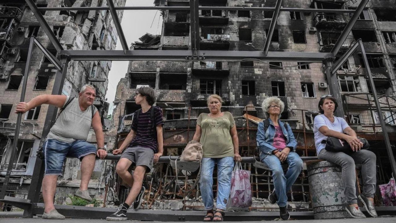 Маріупольська влада показала знищений окупантами центр міста