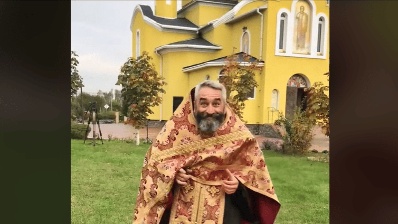 Таємничий священник, що танцює й вітає з Великоднем: дізналися, хто це