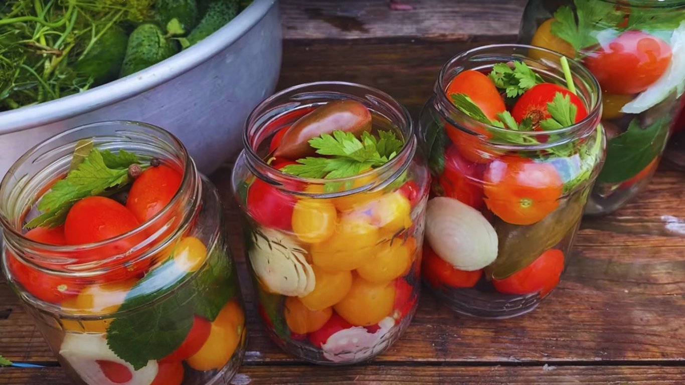 Смачні помідори на зиму — відео рецепт