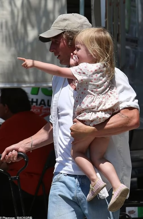 Джереми Аллен Уайт проводит время с дочерьми.