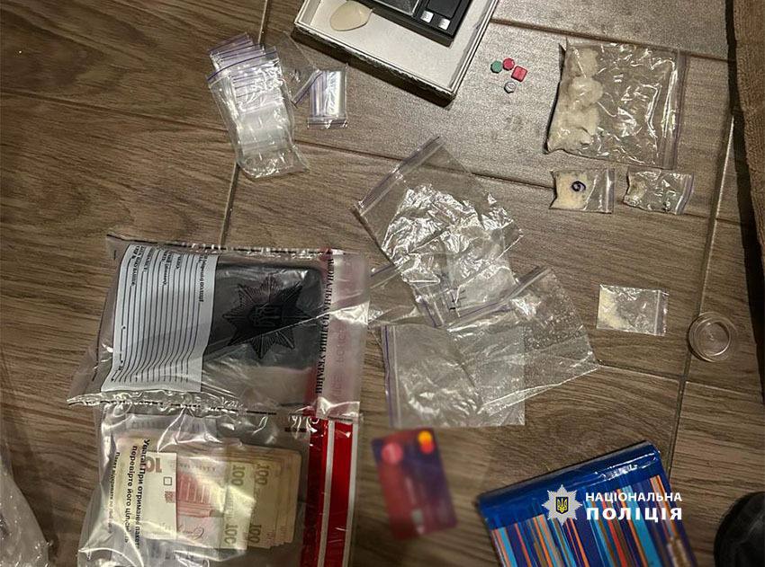 Вилучені під час обшуків наркотики та гроші