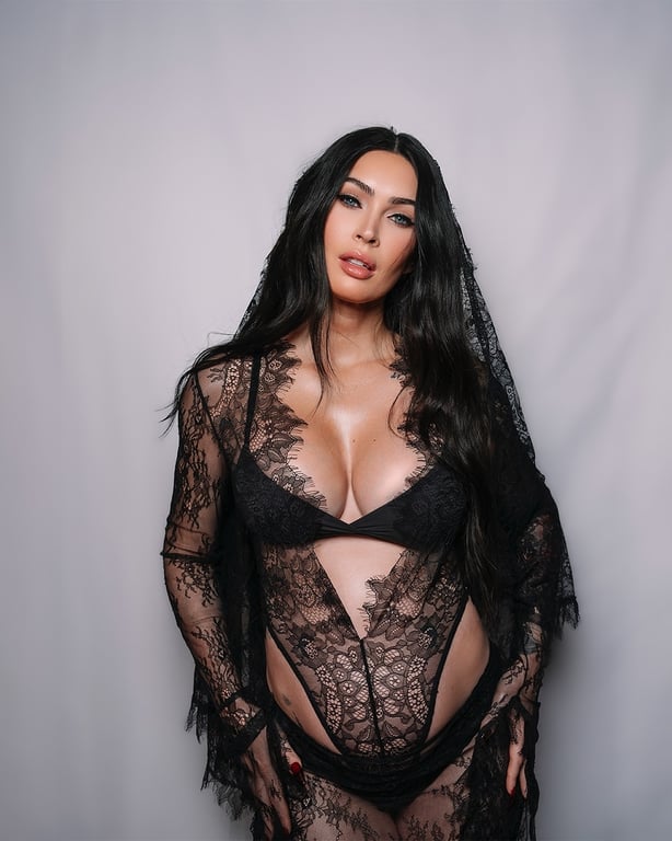 Меган Фокс показала живіт