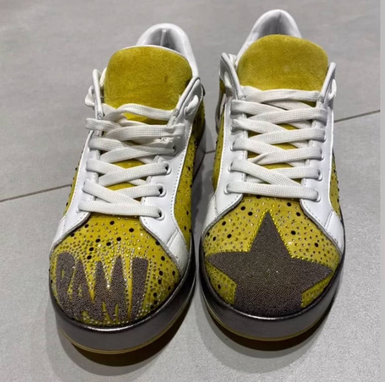 Яскраві кросівки завжди будуть в центрі уваги