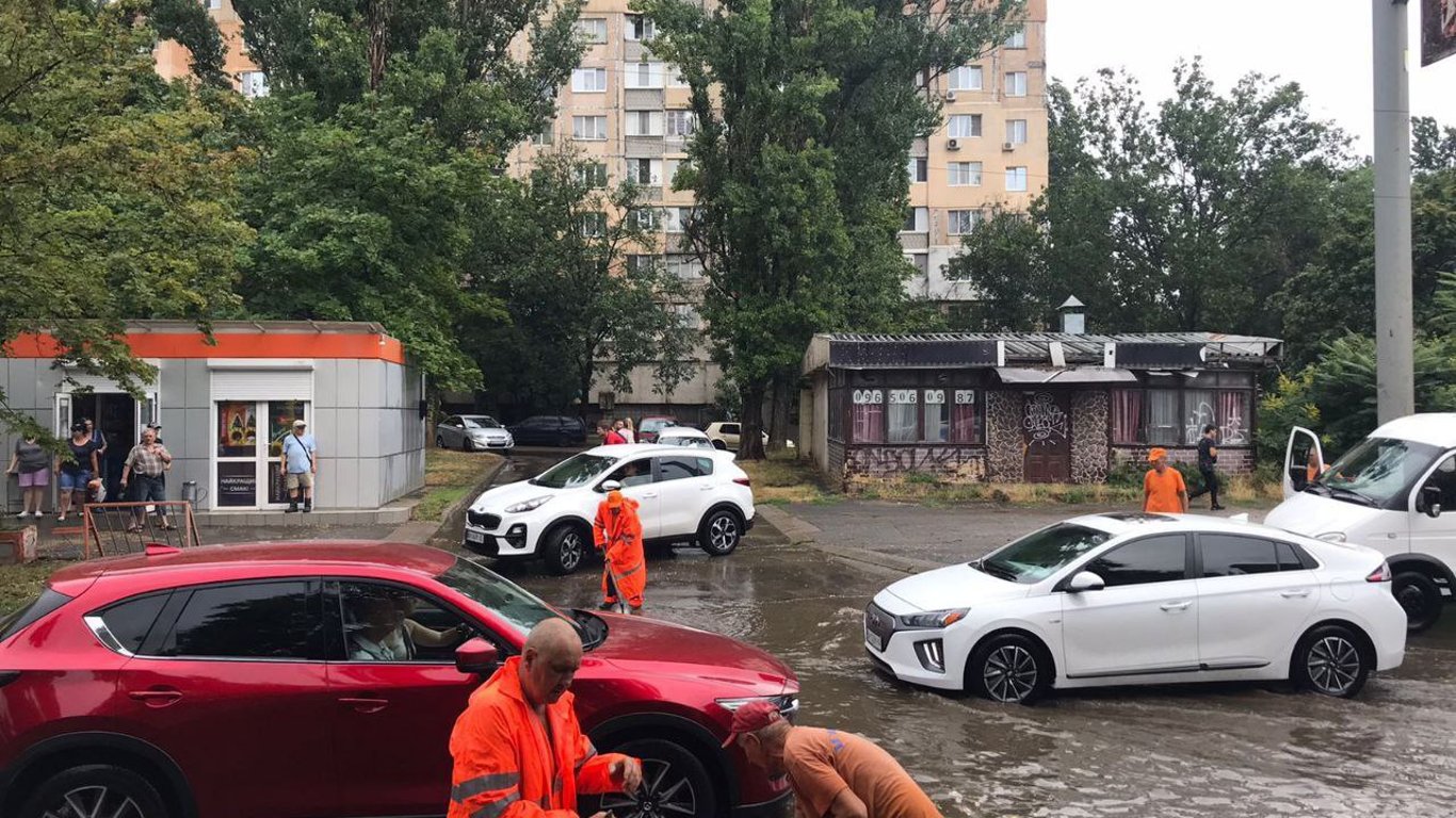 В Одесі через негоду припинено рух двох трамваїв