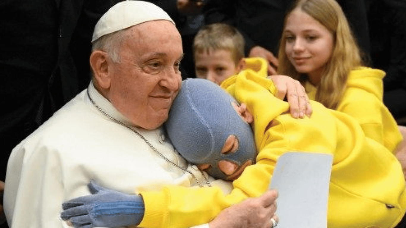 Хлопчик зі Львова, який вцілів після ракетного удару по Вінниці, зустрівся з Папою