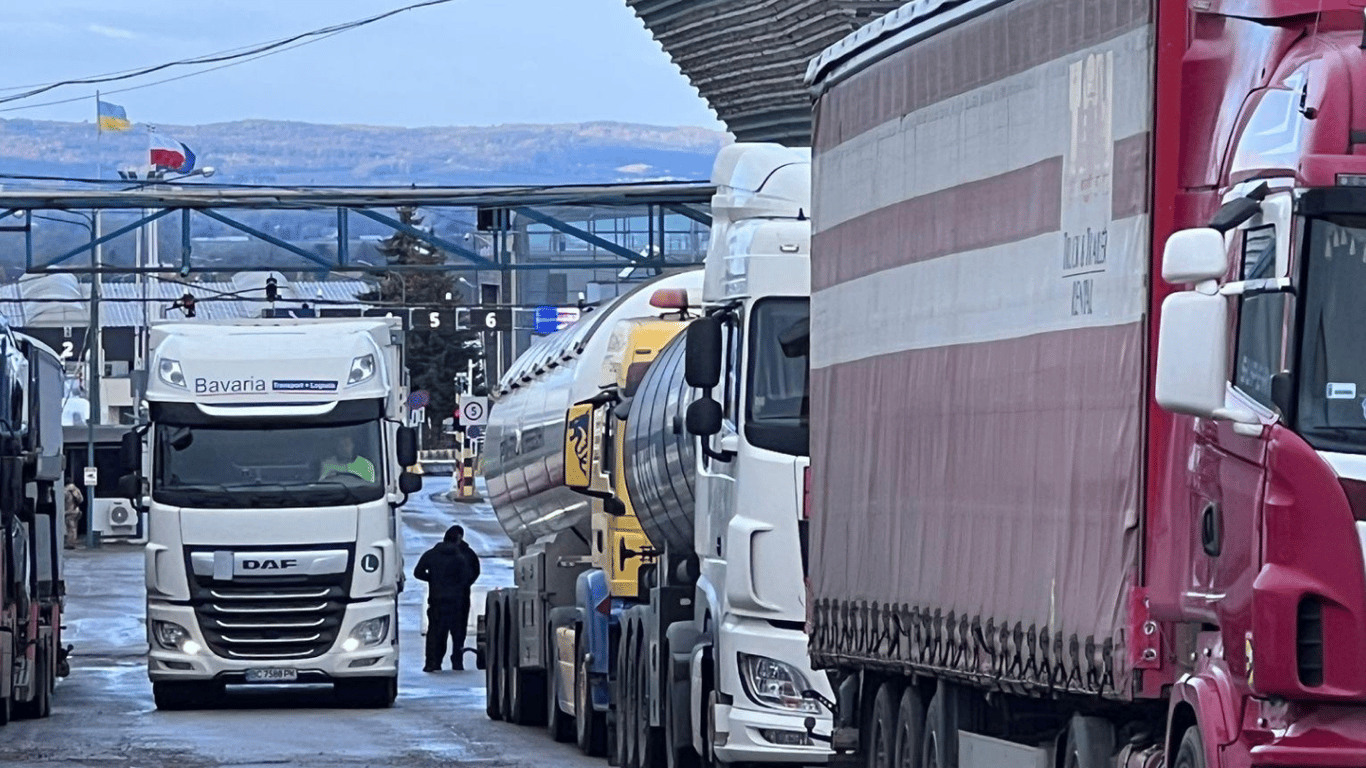 Ситуація на польському кордоні погіршується — перевізники посилюють блокаду