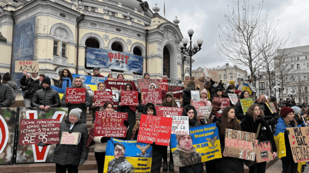 У центрі Києва люди вийшли на акцію Free Azov — фото та відео - 285x160