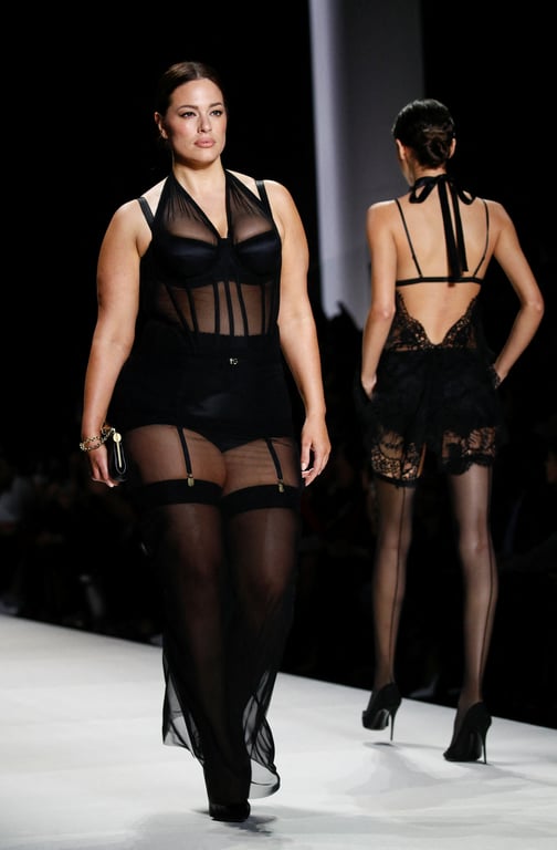 Модель Ешлі Грема на показі колекції Dolce & Gabbana. Фото: Reuters