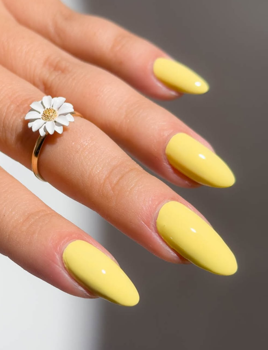 Жовтий колір манікюру принесе удачу