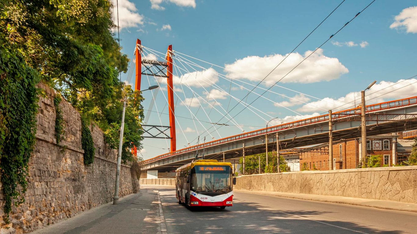 10 тролейбус тимчасово скоротив маршрут