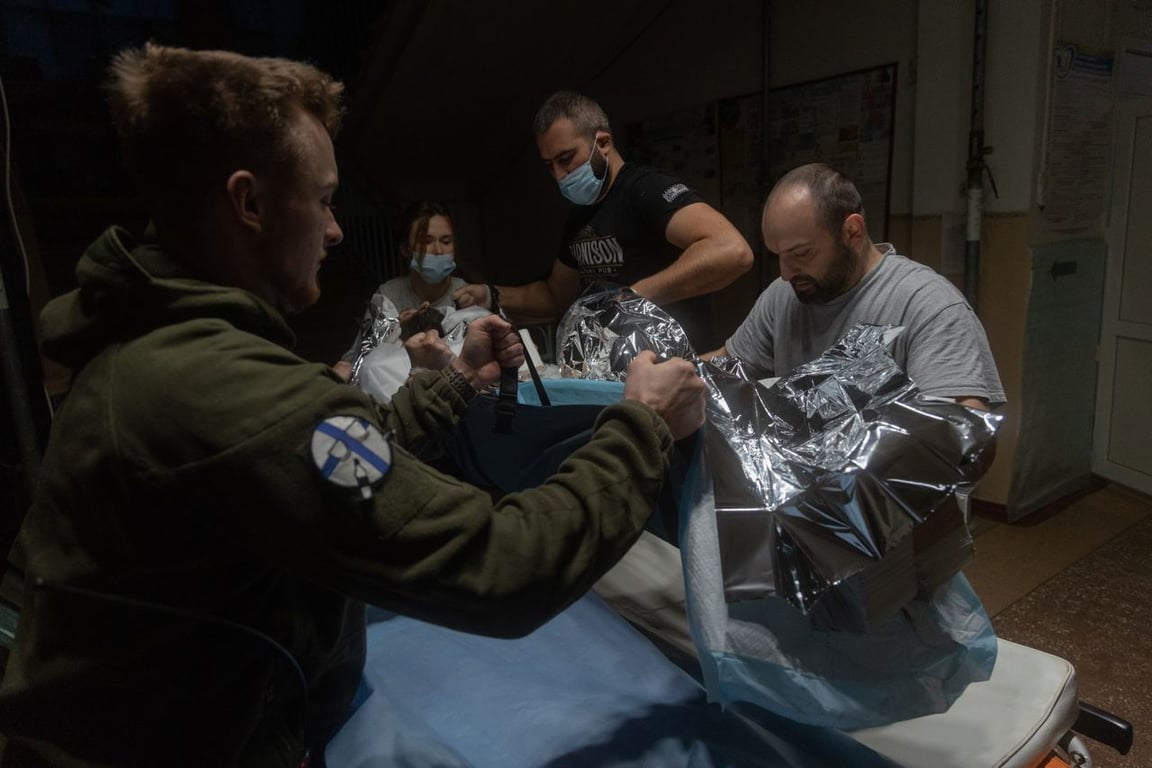 Бойові медики допомагають військовому