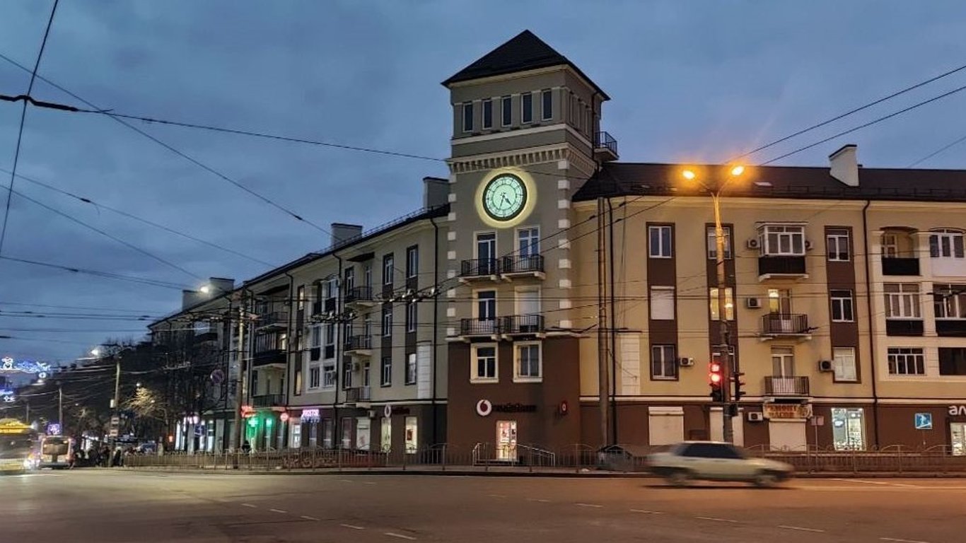 В Мариуполе россияне хотят построить новый "дом с часами"