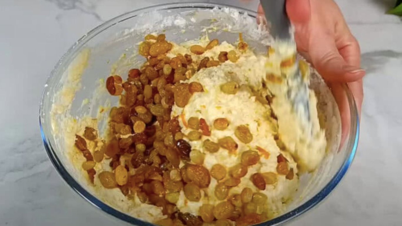 паска без дріжджів навіть місити не потрібно, м'яка, волога