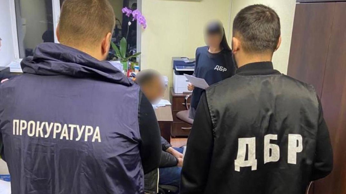 Продався за 45 тисяч рублів: експоліцейському з Куп’янська загрожує довічне ув’язнення