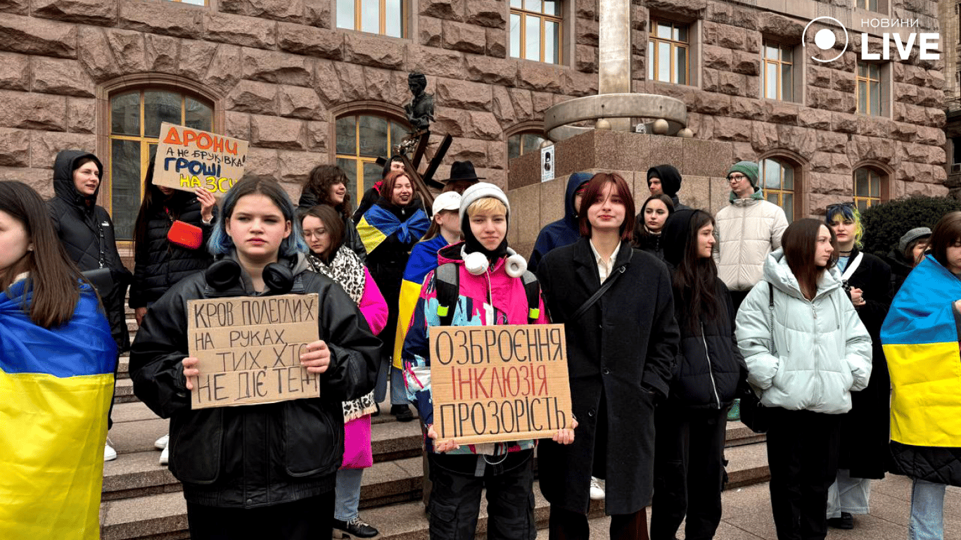 В Киеве прошла акция протеста "Деньги на ВСУ" — фоторепортаж Новини.LIVE