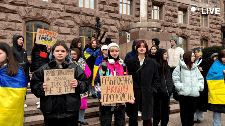У Києві відбулася акція протесту "Гроші на ЗСУ" — фоторепортаж Новини.LIVE - 285x160