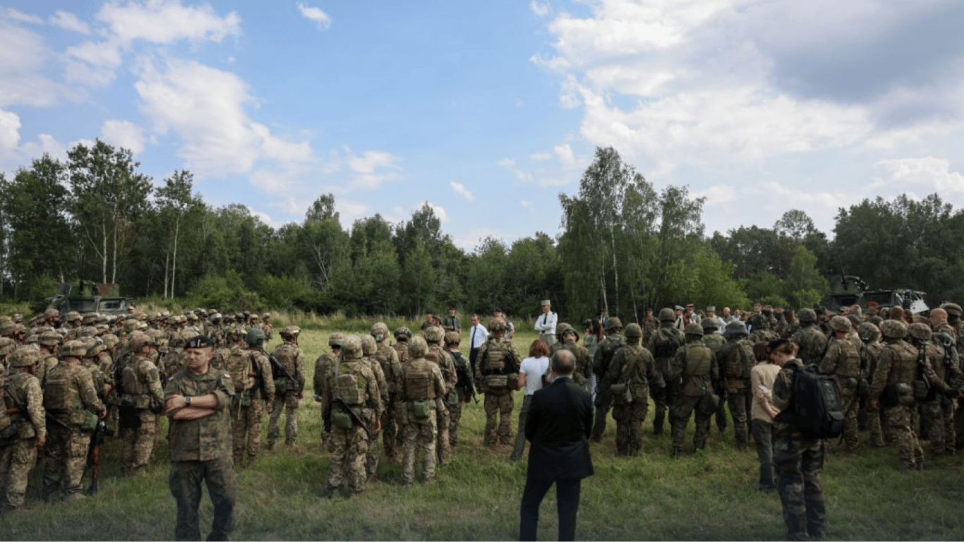 Ексчиновник Пентагону заявив, що Франція таємно відправила військових до України