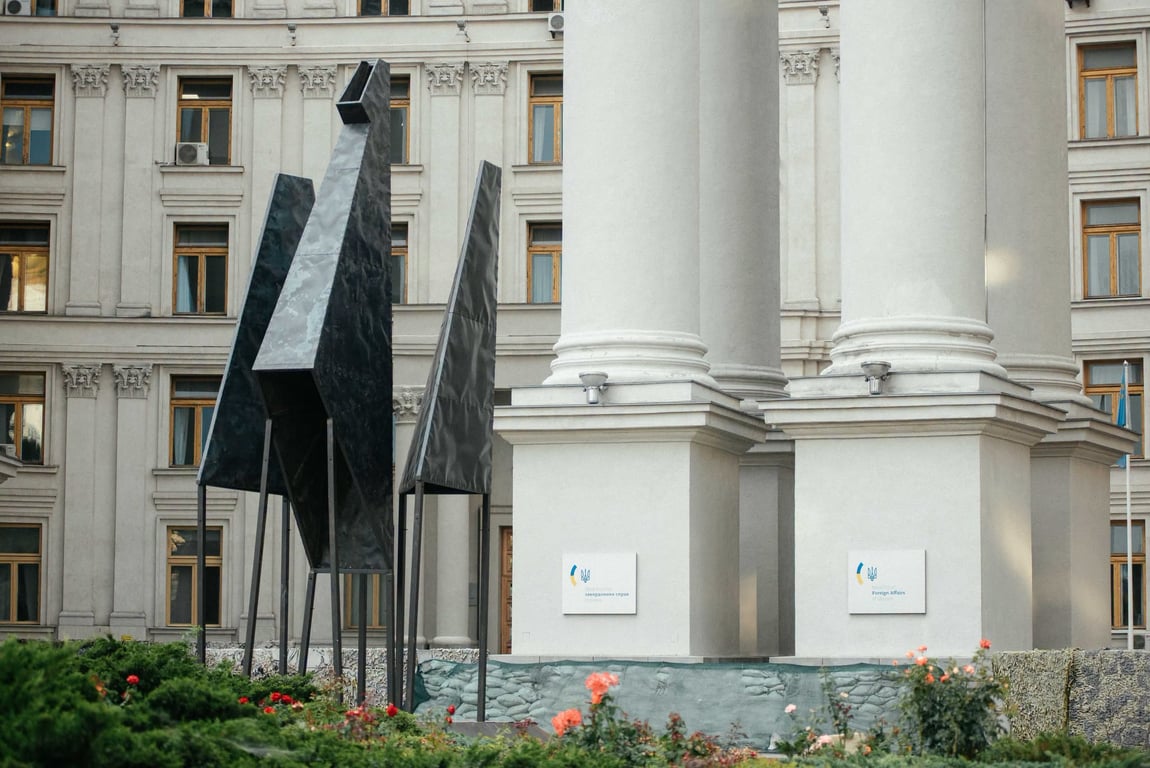 В Киеве возле МИД установили скульптуру "Феникс", созданную для фестиваля Burning Man - фото 4
