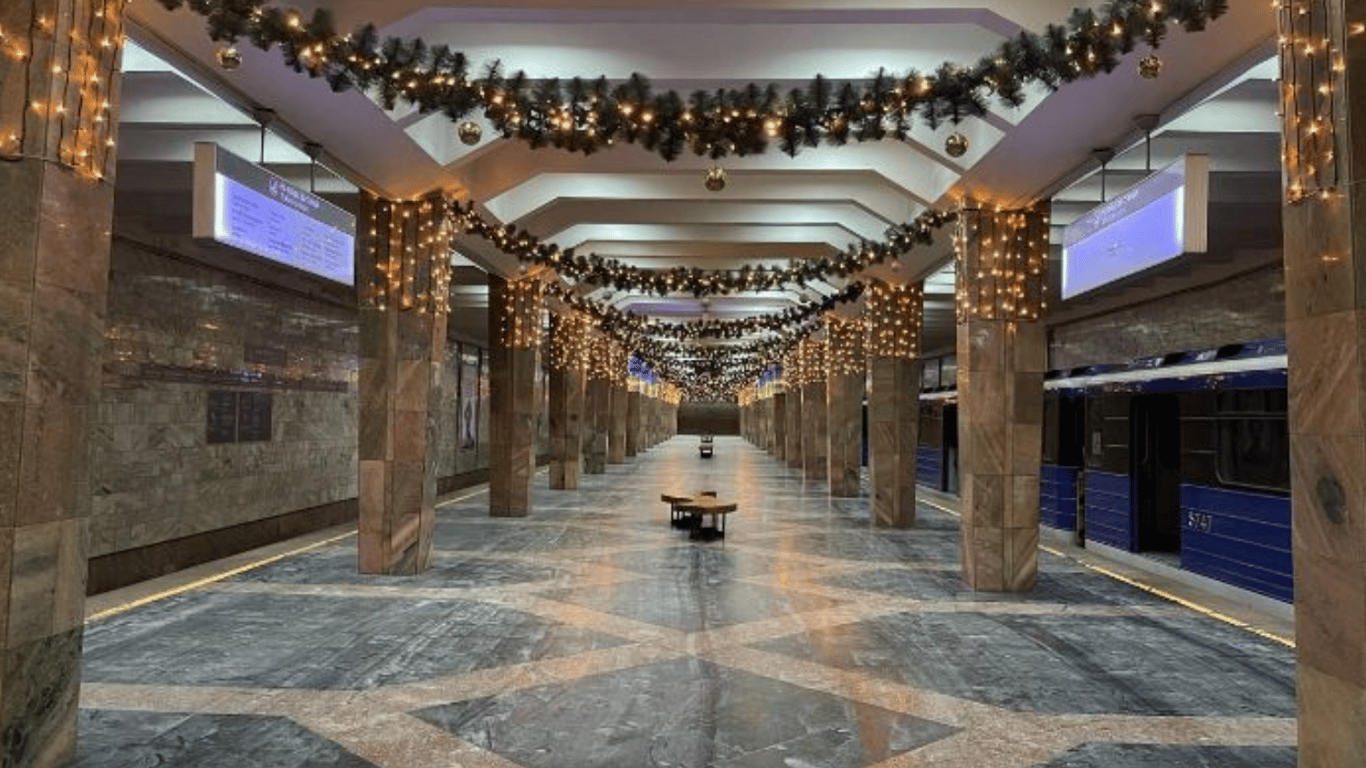 У Харкові до Нового року прикрасили ще одну станцію метро