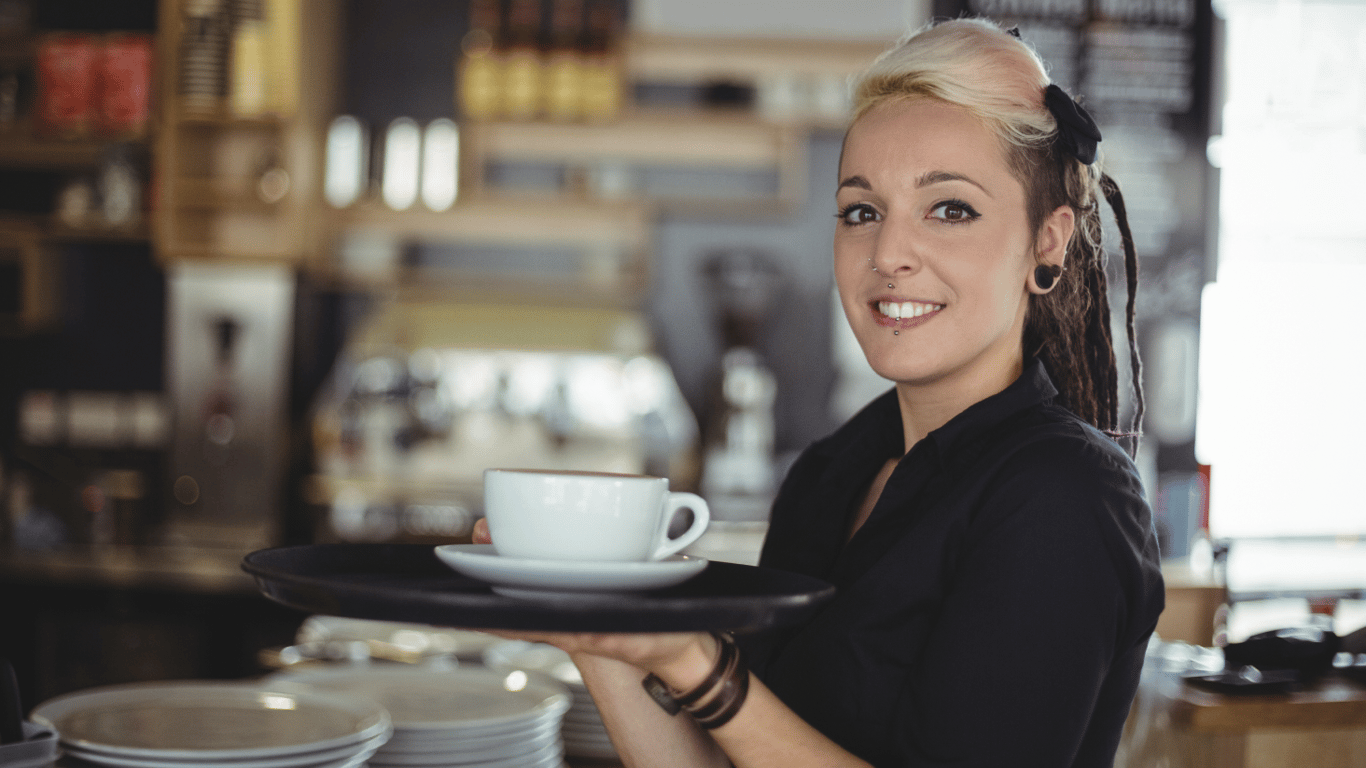 Дівчина працює офіціантокою