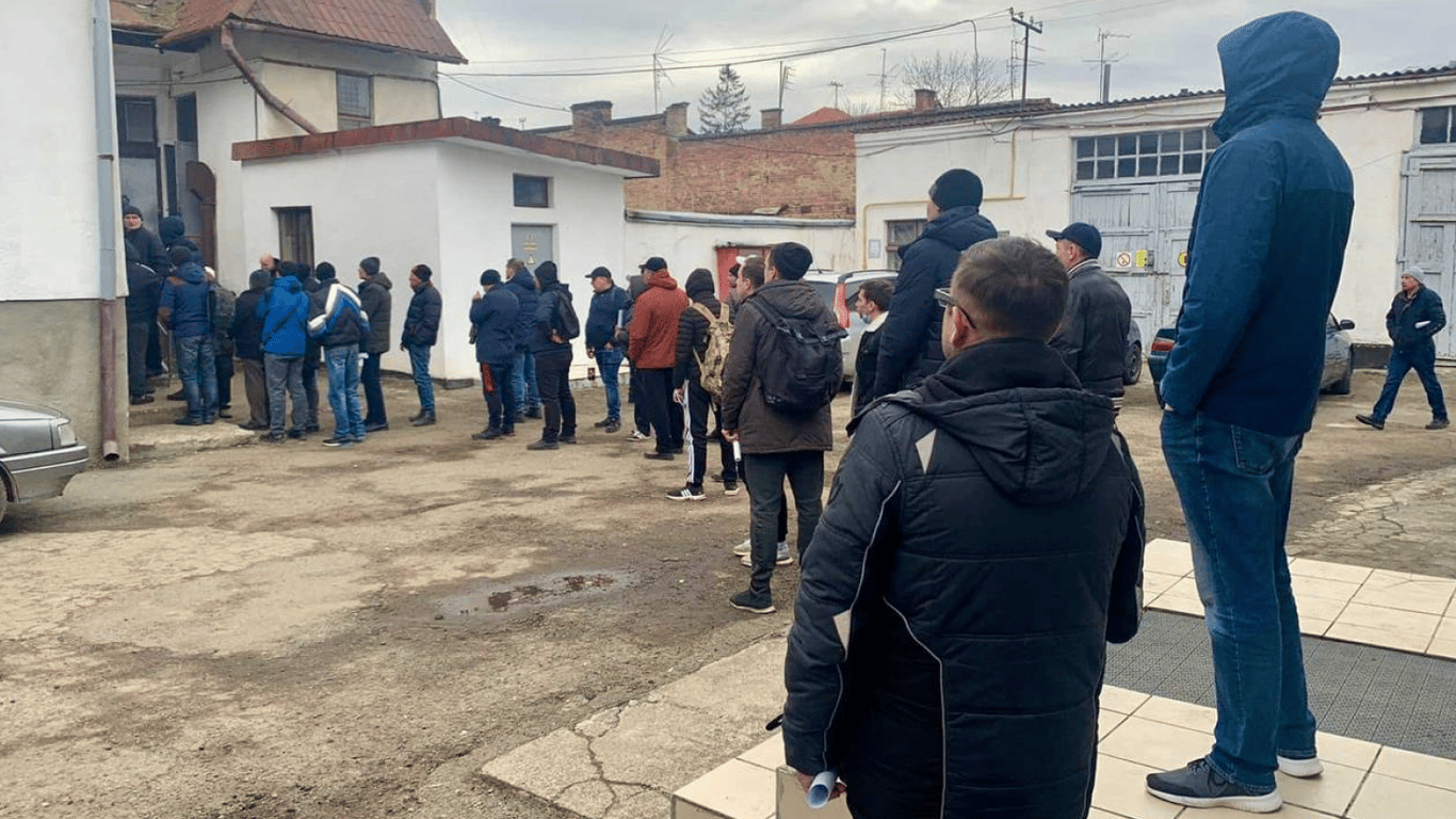 Бронь від мобілізації  - чи треба йти до ТЦК, якщо прийшла повістка