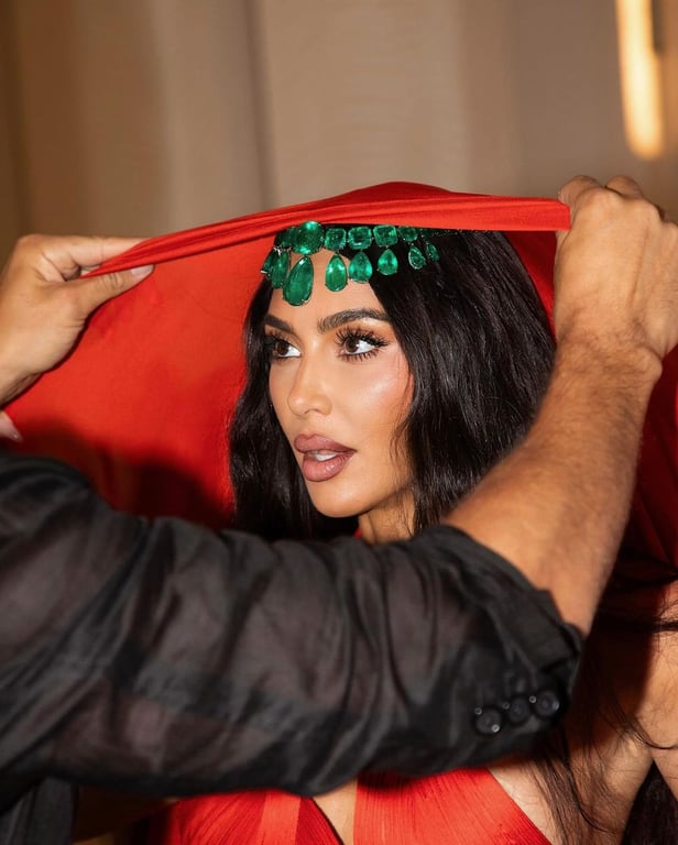 Кім Кардаш'ян у червоній сукні в Мумбаї на весіллі