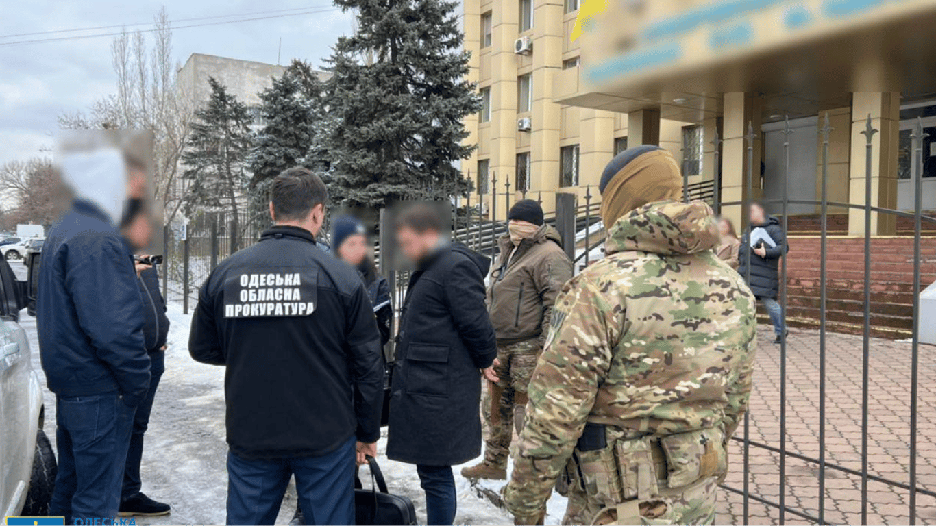 Помічник судді з Одеси брав хабар за "злив" інформації про обшуки