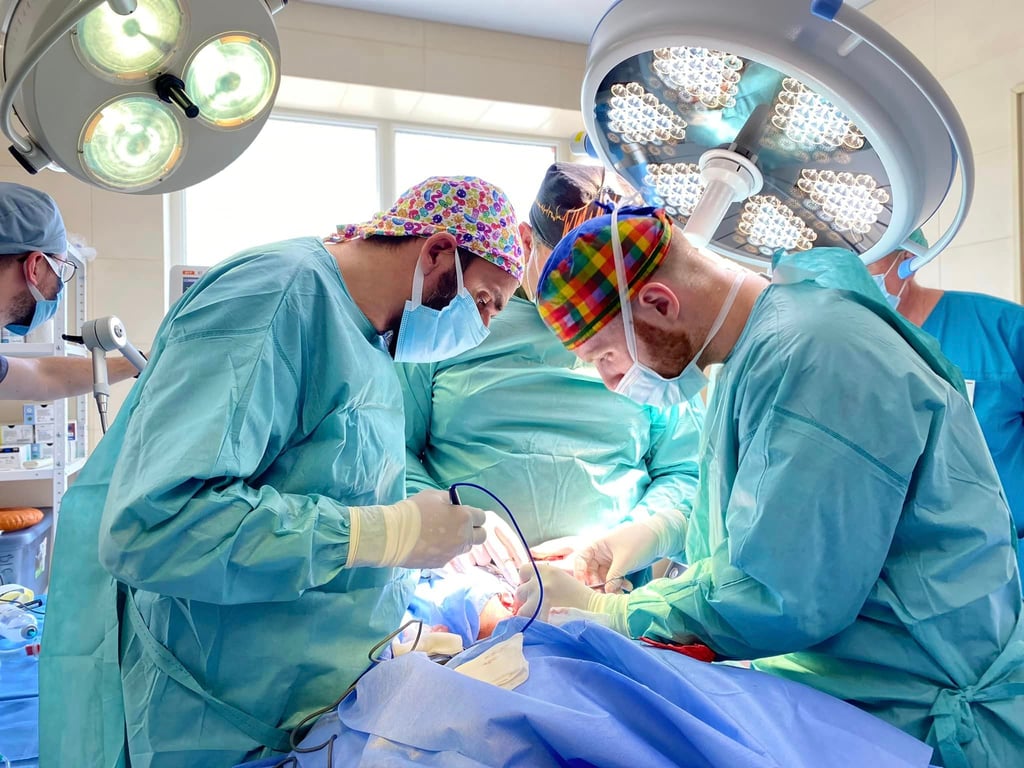 Чеські хірурги в операційній у Львові. Фото: Перше ТМО Львова 