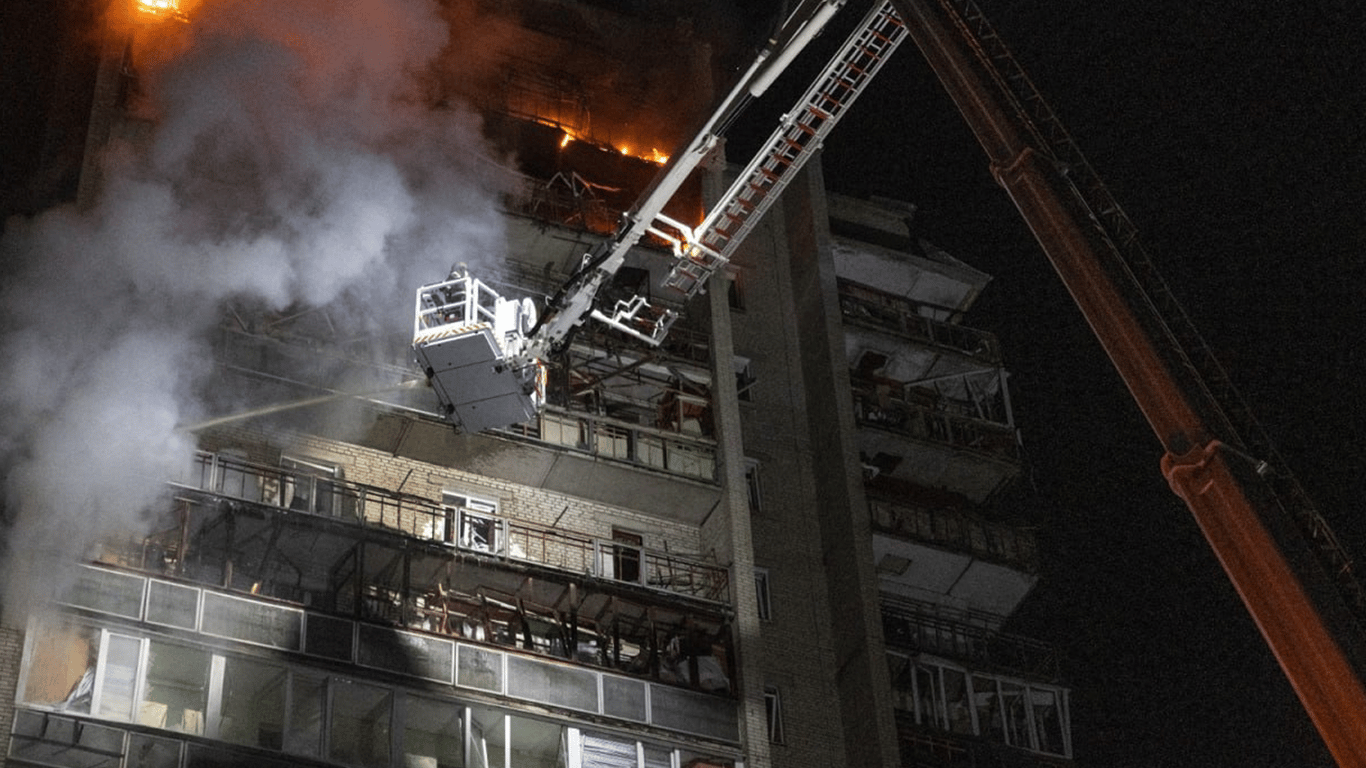 Росіяни вночі 4 квітня кілька разів вдарили по Сумах