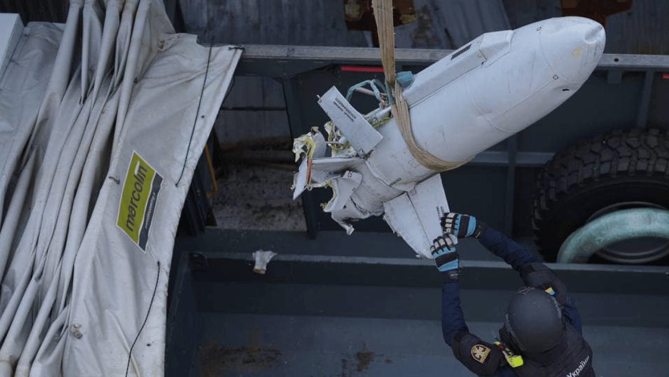 Уламок російської ракети впав на дах будинку в Одесі — фото - фото 1