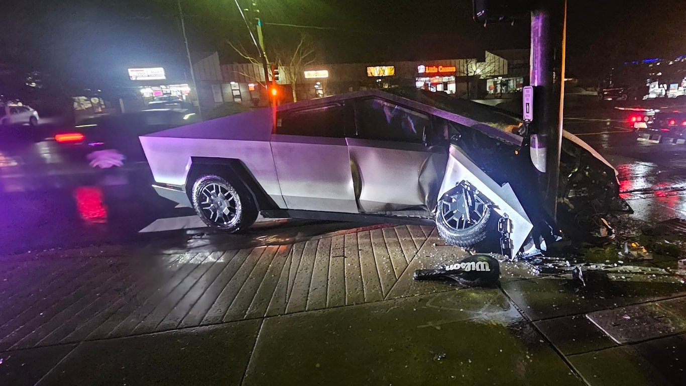 Автопілот Cybertruck врізався у вуличний ліхтар — водій подякував Tesla